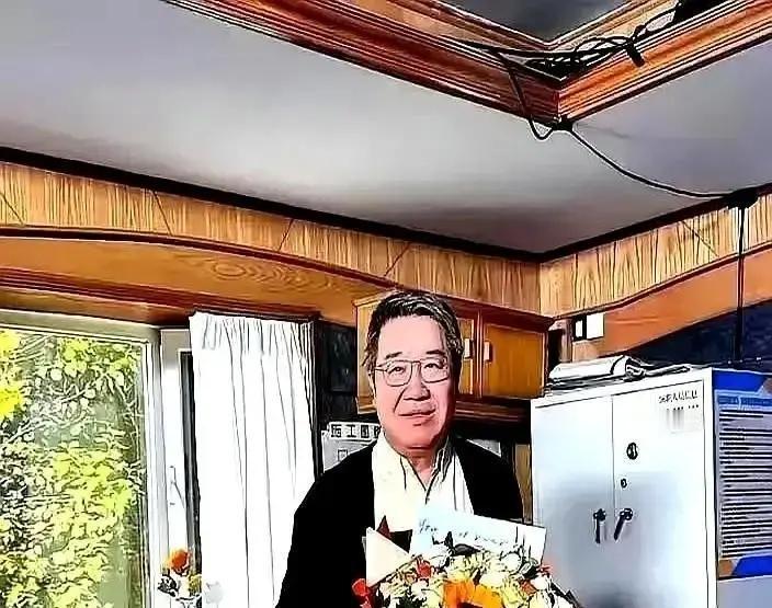 巴图直播里看到继父蹲地上陪儿子搭积木，眼圈一下就红了，声音抖得连弹幕都听出来。