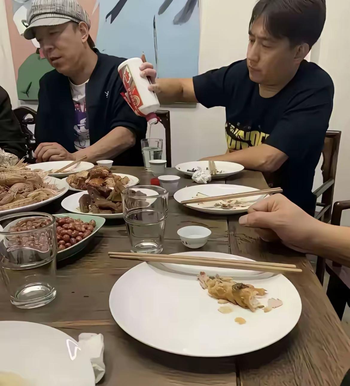 明星吃饭也太豪气了，随手喝的都是茅台