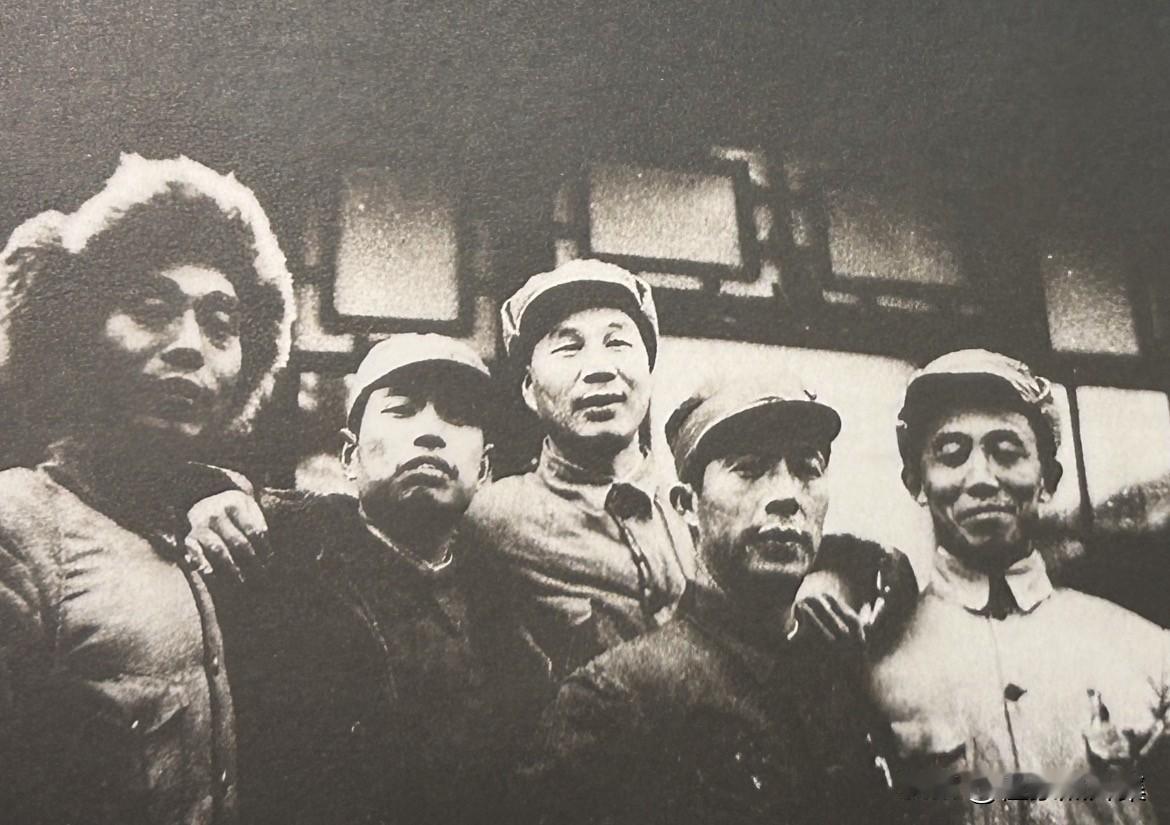 1948年12月，张家口，左三杨成武是华北野战军第三兵团司令员，左二李志民是华北