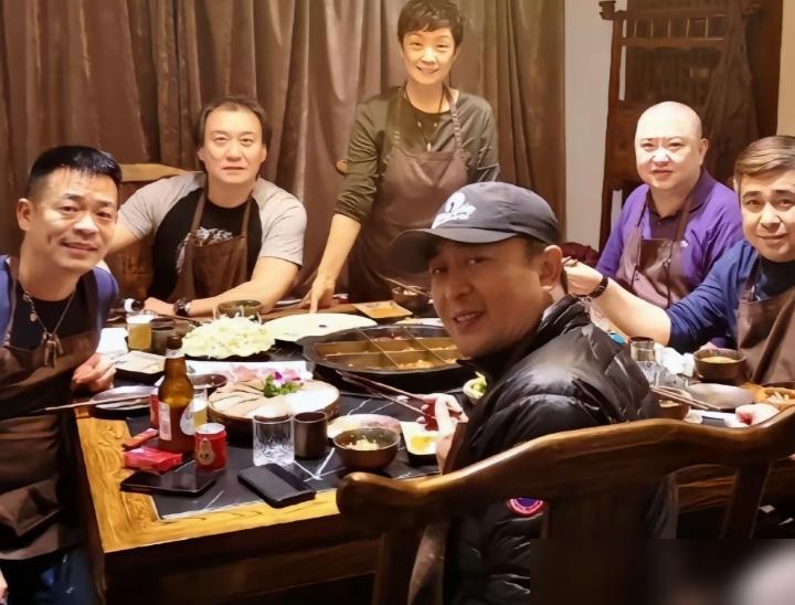 西安火锅店里的这一幕，戳中无数网友！55岁的张嘉译头发花白，身形消瘦，神情