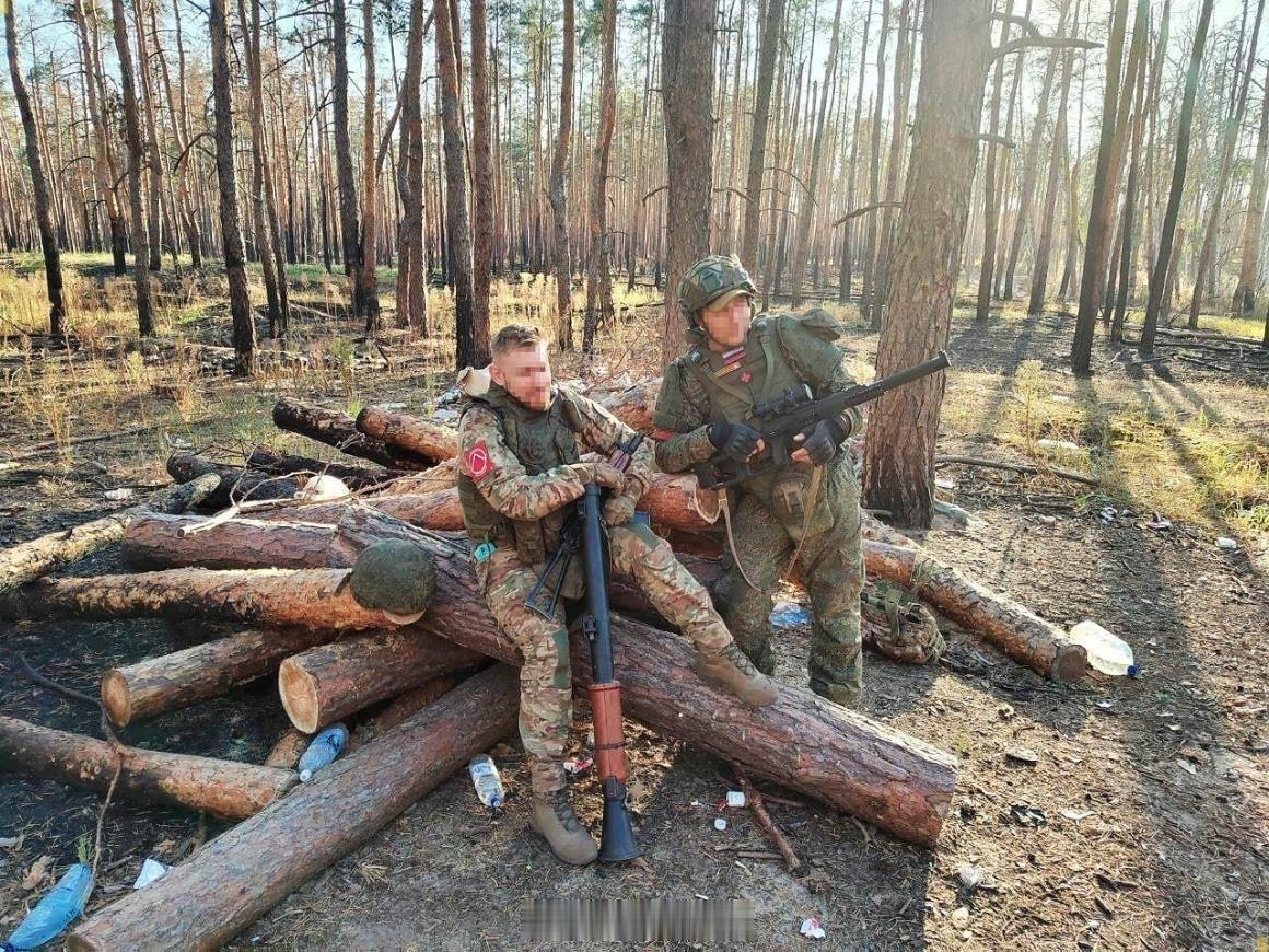 俄乌战场上，一名俄军士兵使用的RPG-16伞兵用火箭筒，这玩意的射程可比老式RP