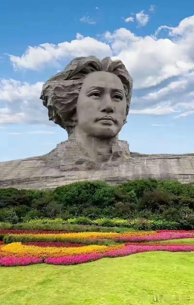 不怕不识货，就怕货比货。看看长沙橘子洲那尊毛主席青年雕像，眉宇间全是英气，眼
