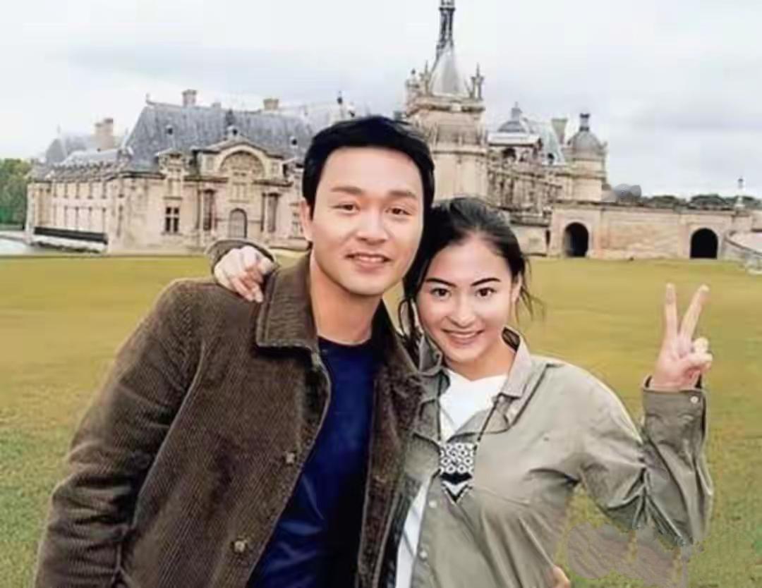 快来看，养眼不？怀旧不？春风若有怜花意，可否许他再少年。感叹，年轻真好！