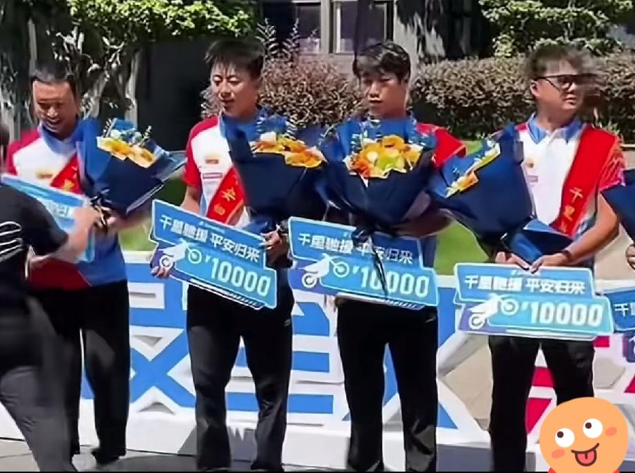 张雪着实是个极有担当之人！广西遭受洪灾时，她第一时间捐款500万，还筹备了三