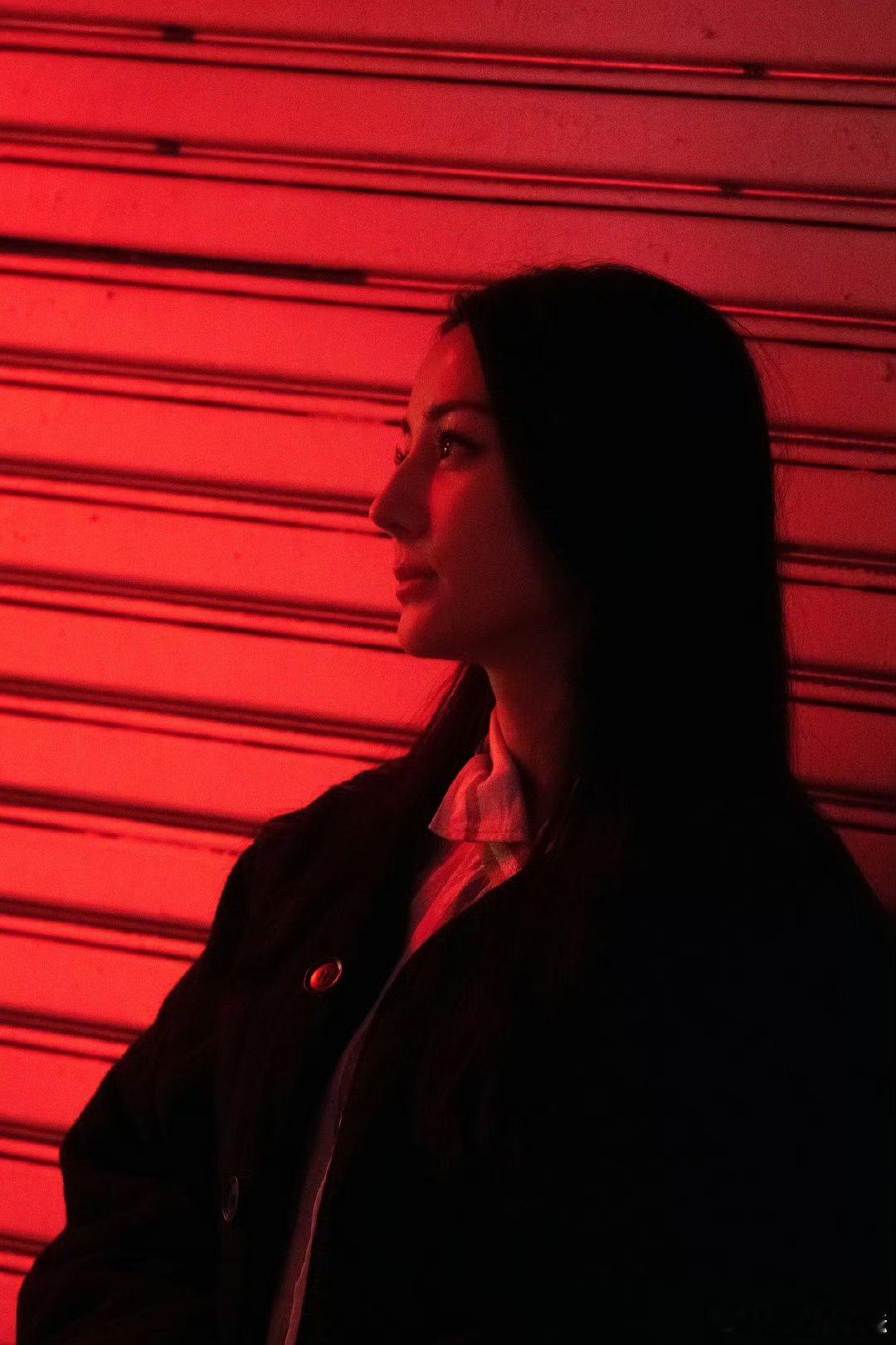 2025是迪丽热巴用演技说话的一年不用多说，看作品就知道，演技这条路真是越走越宽