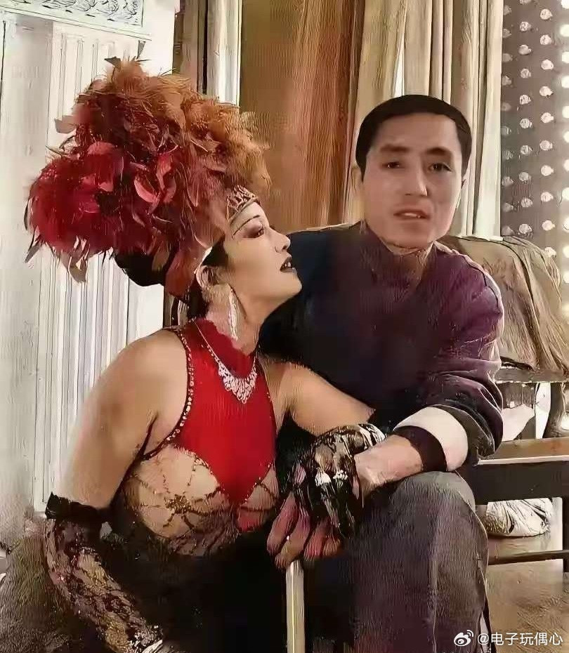 眼神中的爱慕之情，溢于言表