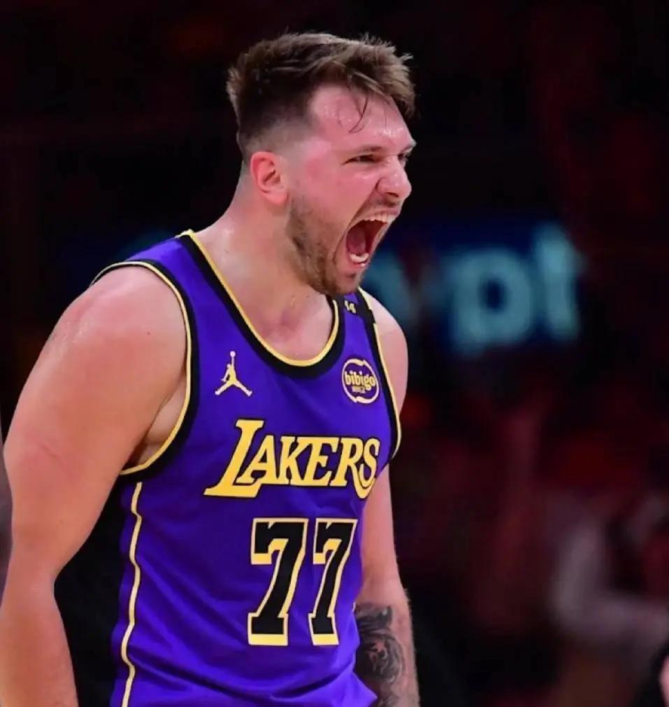 湖人记者戴维透露，东契奇左脚筋受伤后，双手捂着膝盖，这说明受伤部位不是跟踺，这也