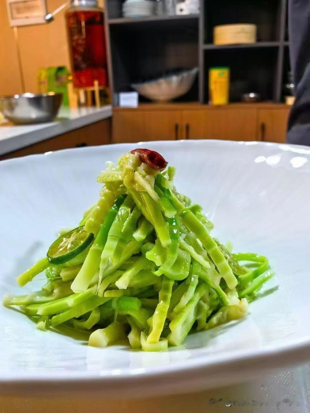 今天去餐馆吃饭，点了道凉拌笋丝。瞧这盘里翠绿的笋丝，切得粗细均匀，码得整整齐