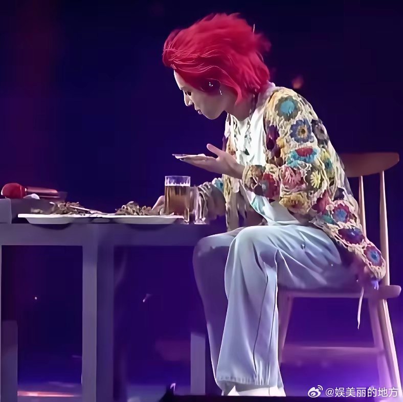 华晨宇也是个人才，以为他顶多在演唱会乱舞，没想到不止乱跳，还会在演唱会上独自一人