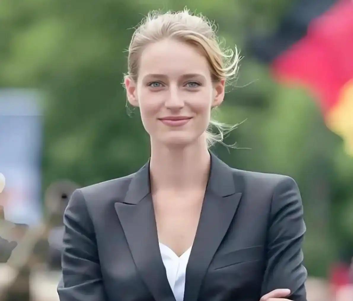 德国那个叫魏德尔的女政客，最近说了句话，让整个欧洲都抖了一下。她对着镜头一点