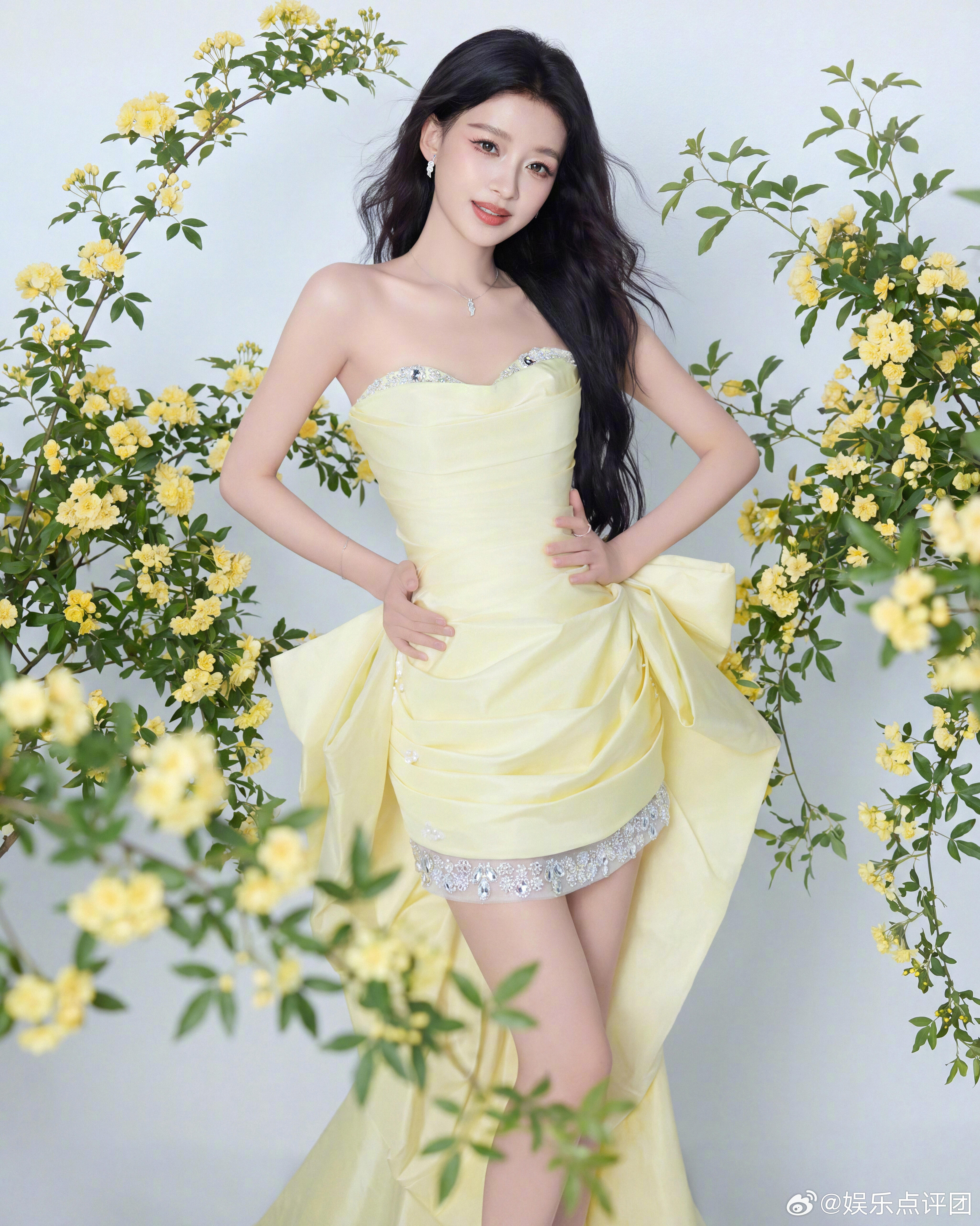 孙怡摇曳红玫瑰孙怡穿拖鞋都能把红玫瑰穿成女王战袍，这气质是踩了风火轮吧？姐往那