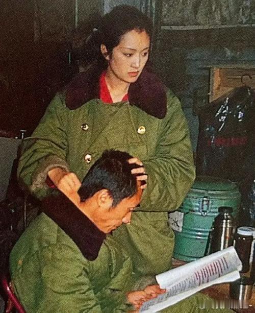 张艺谋与巩俐的旧照，1987年，两人在《红高粱》剧组，张艺谋正在审改剧本，而巩俐