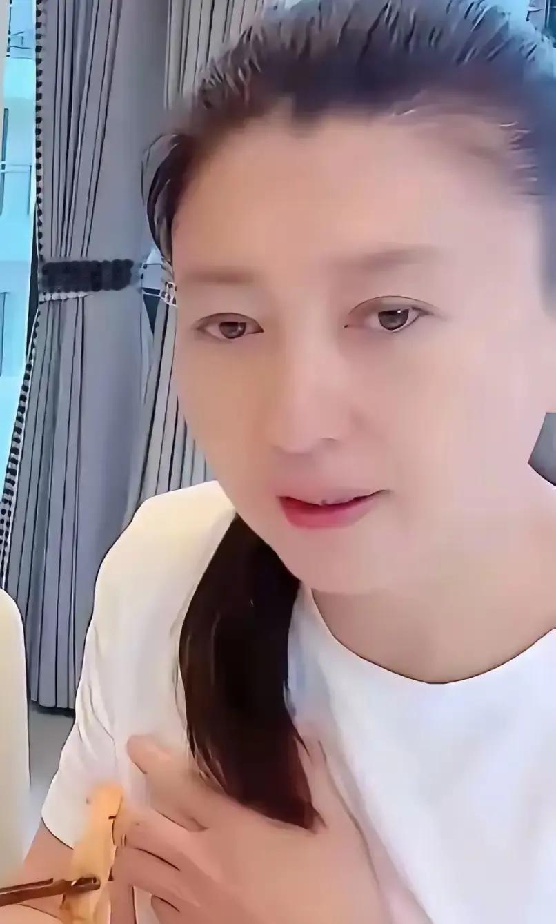 “国家一级演员，直播哭穷？”镜头里，她抹眼泪说工资低，弹幕刷满“别演了”。