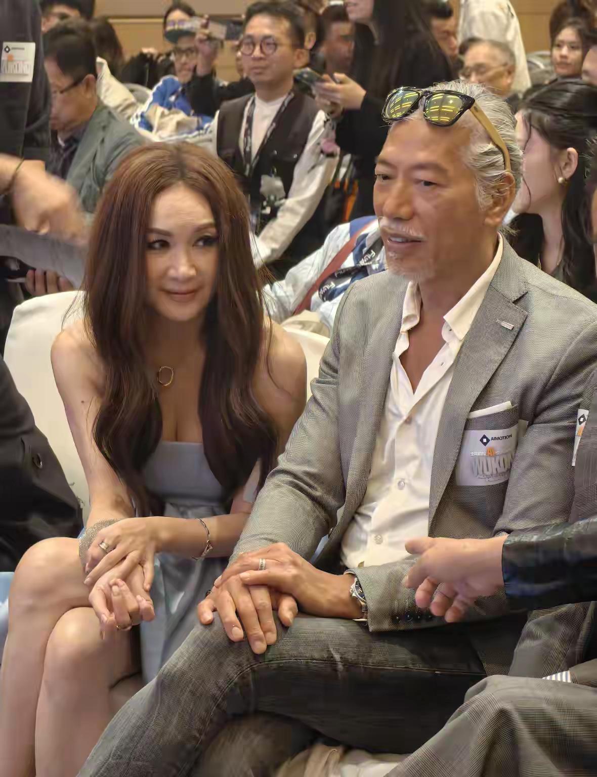 这发型几十年不变[呲牙笑]