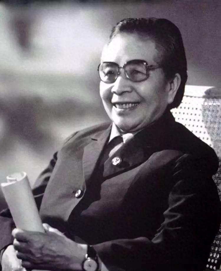 邓六金：红军长征女战士的传奇人生，她的子女中有国家副主席和三位少将1947年夏