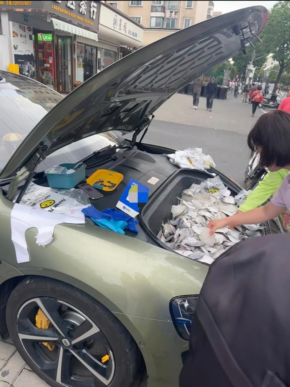 小米su7前备箱还能这么用……摆摊卖上鱼了[捂脸哭]​​​