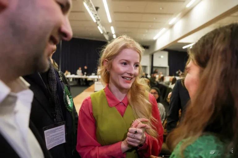 英国工党百年铁票仓失守绿党水管工出身候选人补选大胜英国左翼绿党候选人汉娜