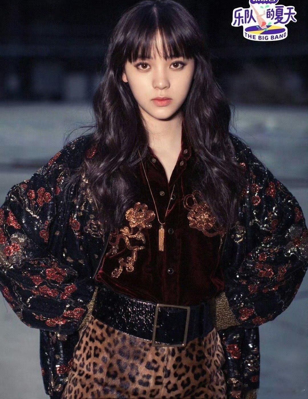 欧阳娜娜不语只是一味参加音综作品即态度！欧阳娜娜在不同音综里挑战风格、打磨现场