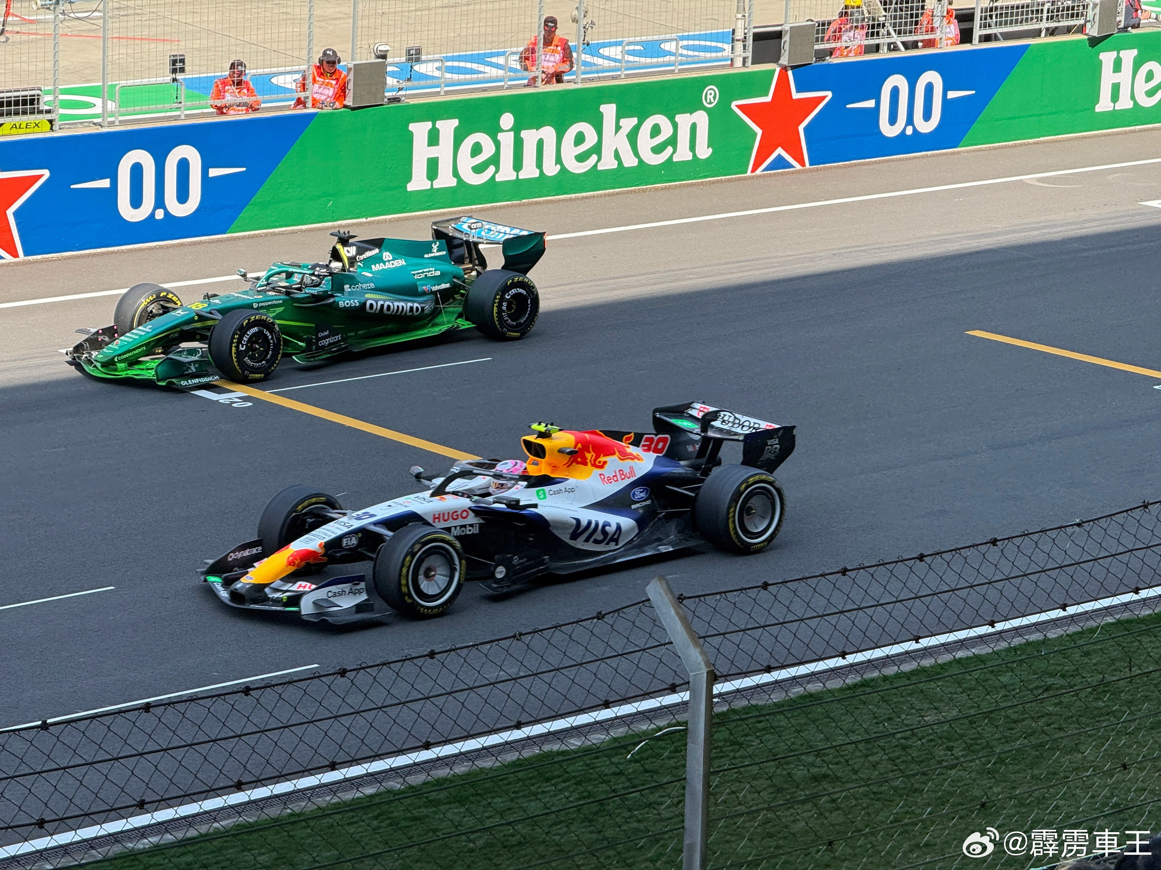 F1赛车为什么躺着开F1车手之所以像躺着开车，所有设计都只为了一件事：快，且安