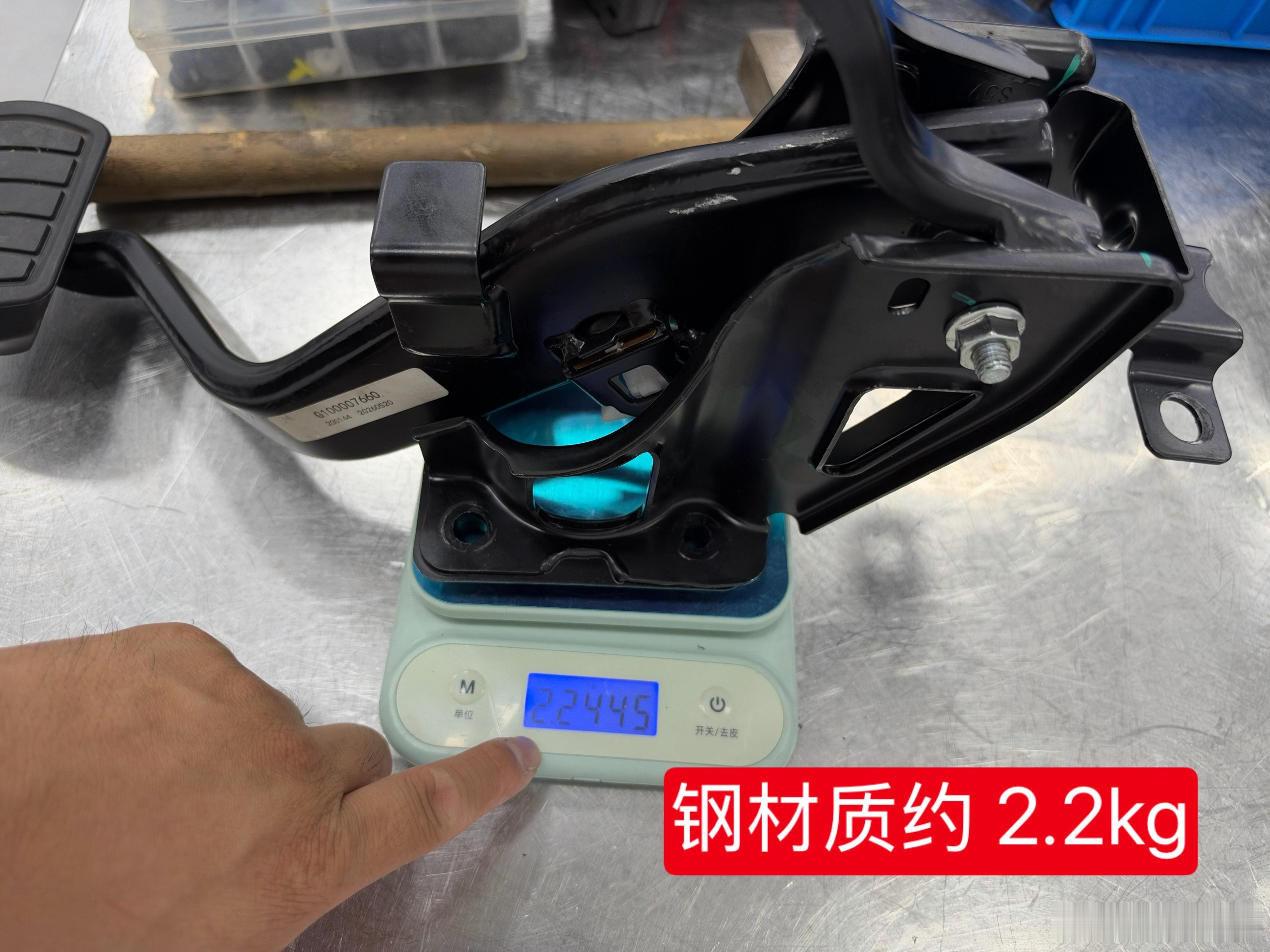 图一是用工程塑料做的刹车踏板固定支架，重量约1.6千克。图二是传统的钢材质作