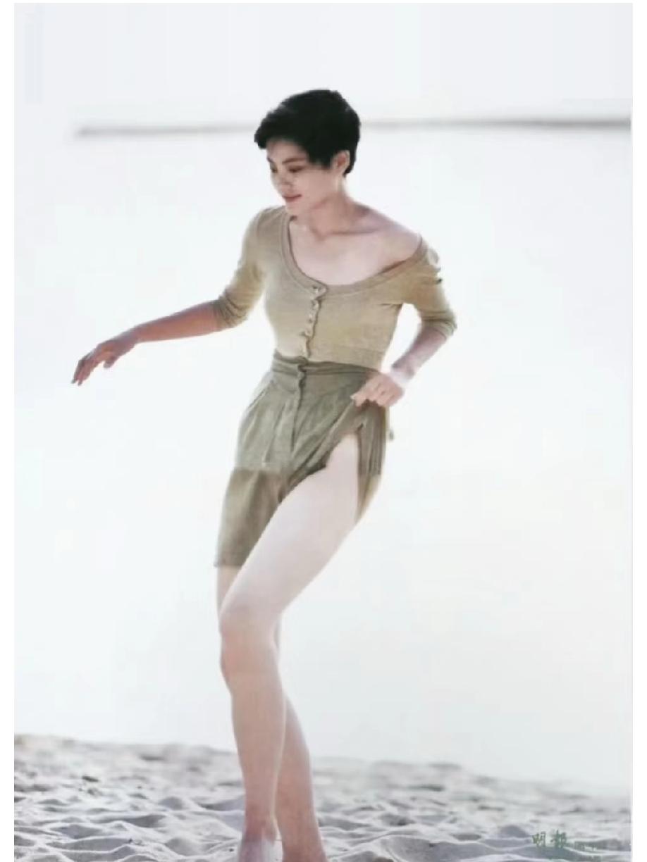 刷到一张1990年的王菲，那时她才21岁，终于懂了香港那帮“人精”为何愿意花力气