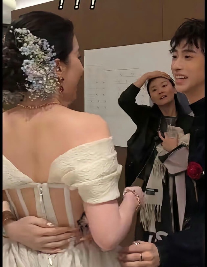 全网第一张刘亦菲背的照片出现了恩利，你小子有福气呀！竟然抱到了刘亦菲，还是拥