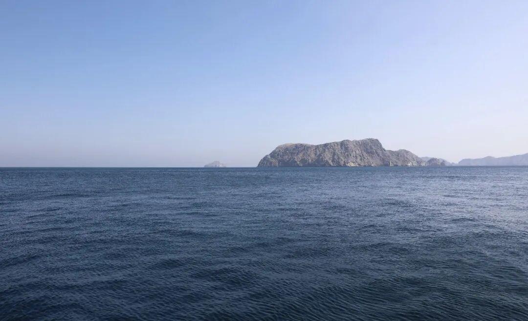 据半岛电视台报道，霍尔木兹海峡这两天的画面有点反常：一边是地区局势越来越紧，两艘