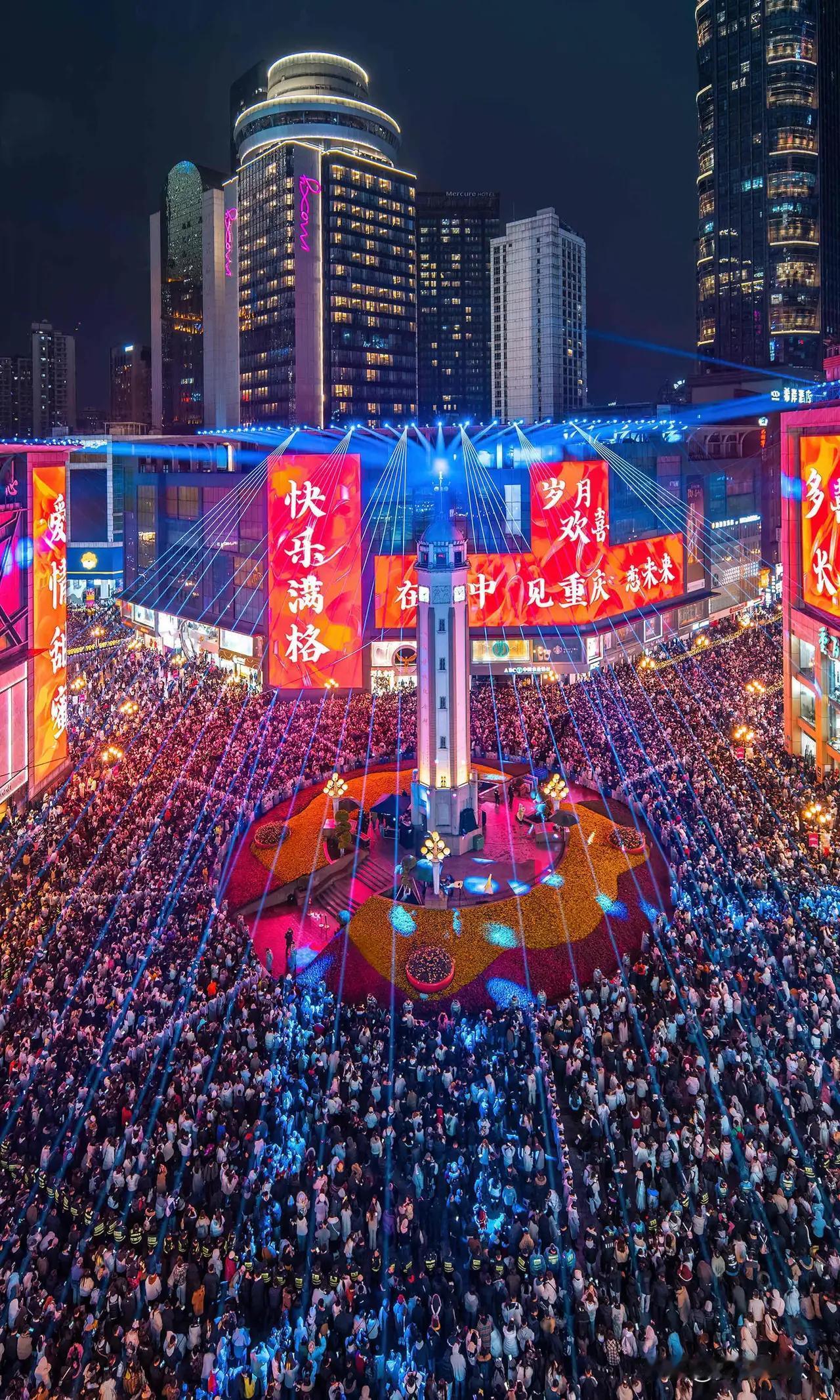 跨年夜热度最高的五座城市。第一名、重庆解放碑第二名、天津世纪钟楼第三名、上