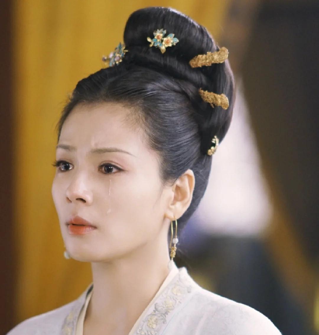 宋仁宗赵祯自小就以为母亲是刘娥，刘娥死后，八王爷赵元俨对赵祯说：“陛下生是李宸妃