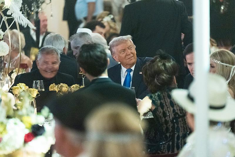 美国版的“朱门酒肉臭，路有冻死骨”。 今年的万圣节前后，佛罗里达州棕榈滩的海