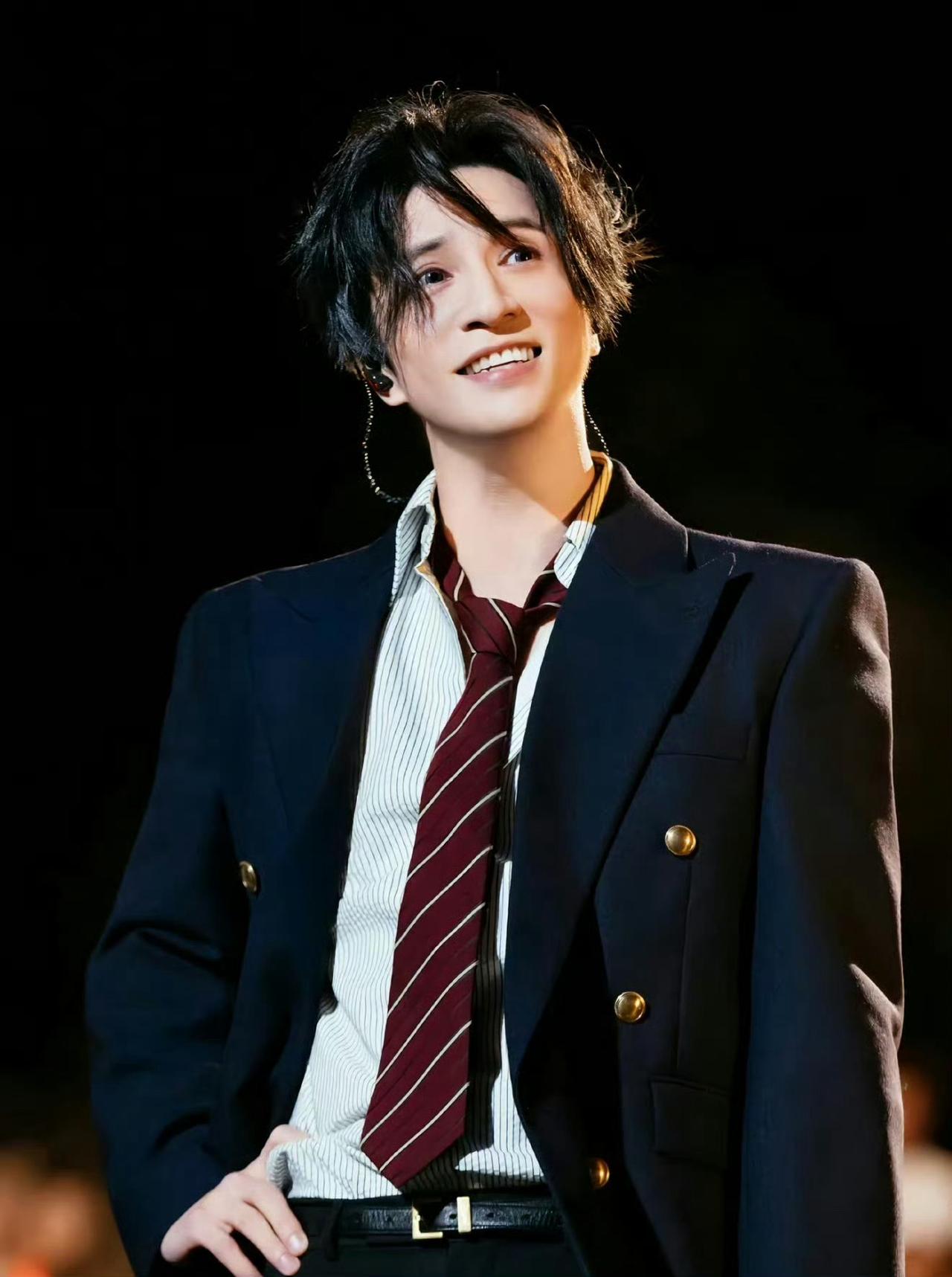 疑似薛之谦朋友发文炮轰张杰谢娜，他嘲讽张杰为了参加快男违约金是粉丝凑的至今未