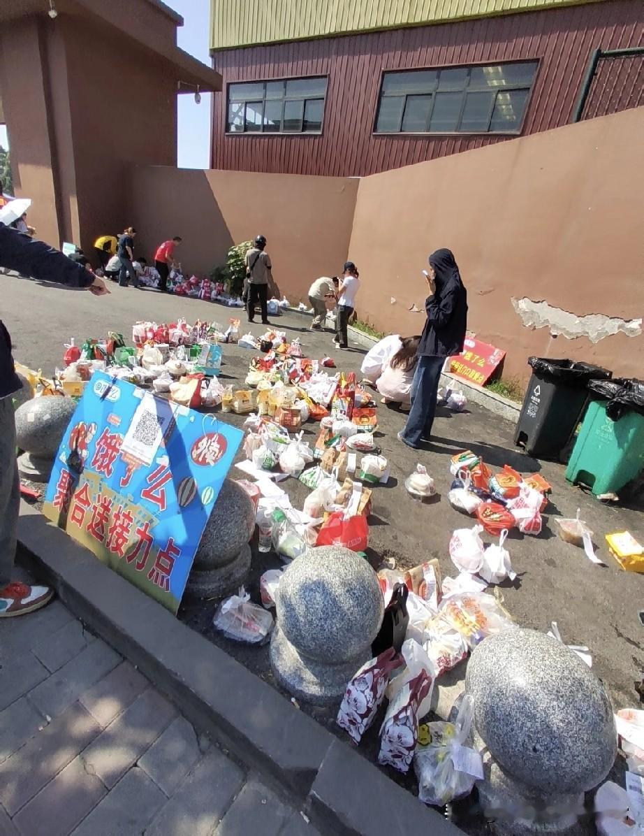外卖堆成小山，食客找餐像挖宝！路过一外卖接力点直接看懵了！成堆的外卖把路都