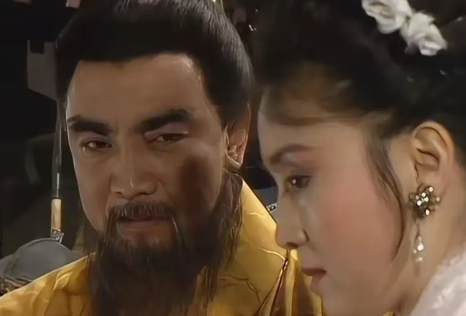 公元199年，张绣迫于压力向曹操投降。曹操十分高兴拉着他手问:“听说你还有个女儿
