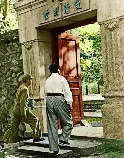 1949年，毛主席在双清别墅的一张照片，背影十分伟岸！1949年，一张别具