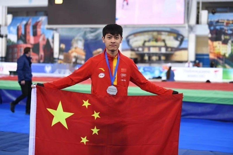 中国速度惊艳世界！米兰冬奥会上，宁忠岩以破纪录成绩勇夺男子1500米金牌，他究竟