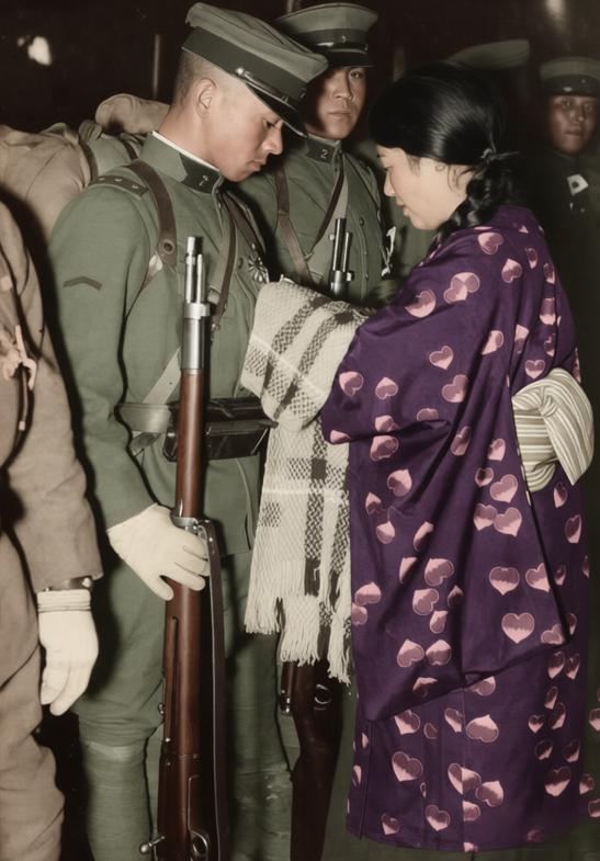 这张老照片，定格了日本军国主义扩张时期极具煽动性的一幕。身着传统和服的日本女子正