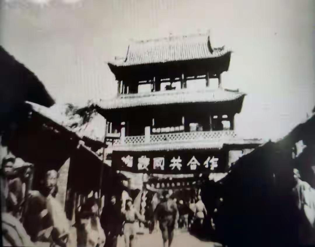 解放战争一开打的时候，敌我双方都犯了很多的错误，还都照着十年前土地革命时期红军的