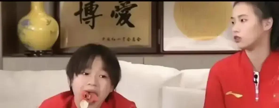 训练机器突然停下，从兜里掏出半块饼干递给你。这就是全红婵让品牌多付300%代