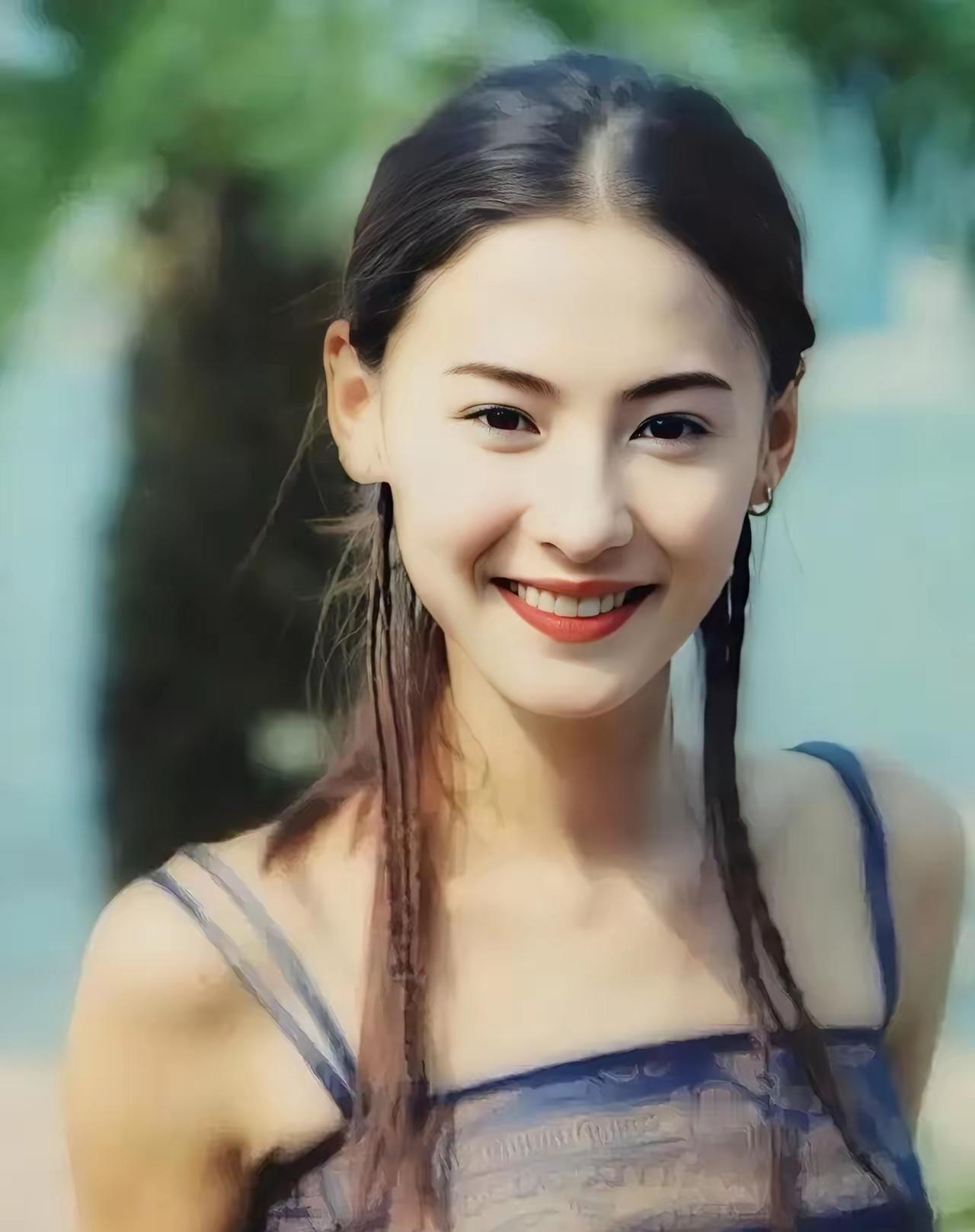 刚出道的张柏芝，真的是太美了。她的脸，融合了西方的立体轮廓与东方的柔美皮相——眉骨深邃却不凌厉，鼻梁