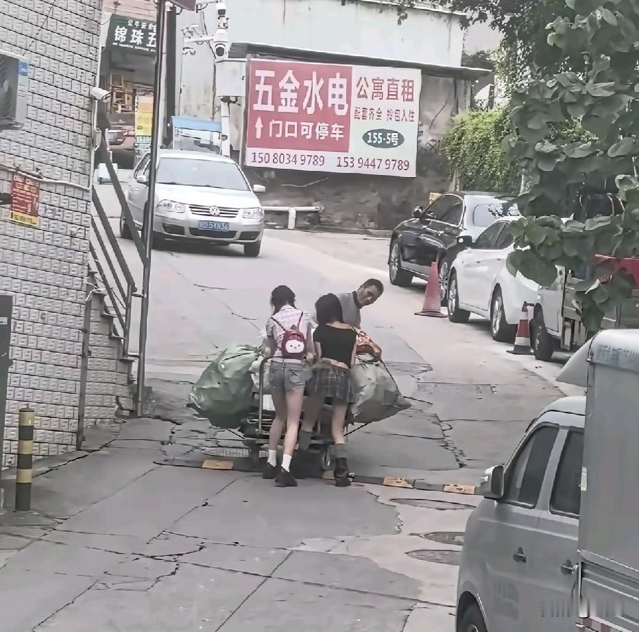 她们不止拥有美丽的外表，还有一颗善良的心