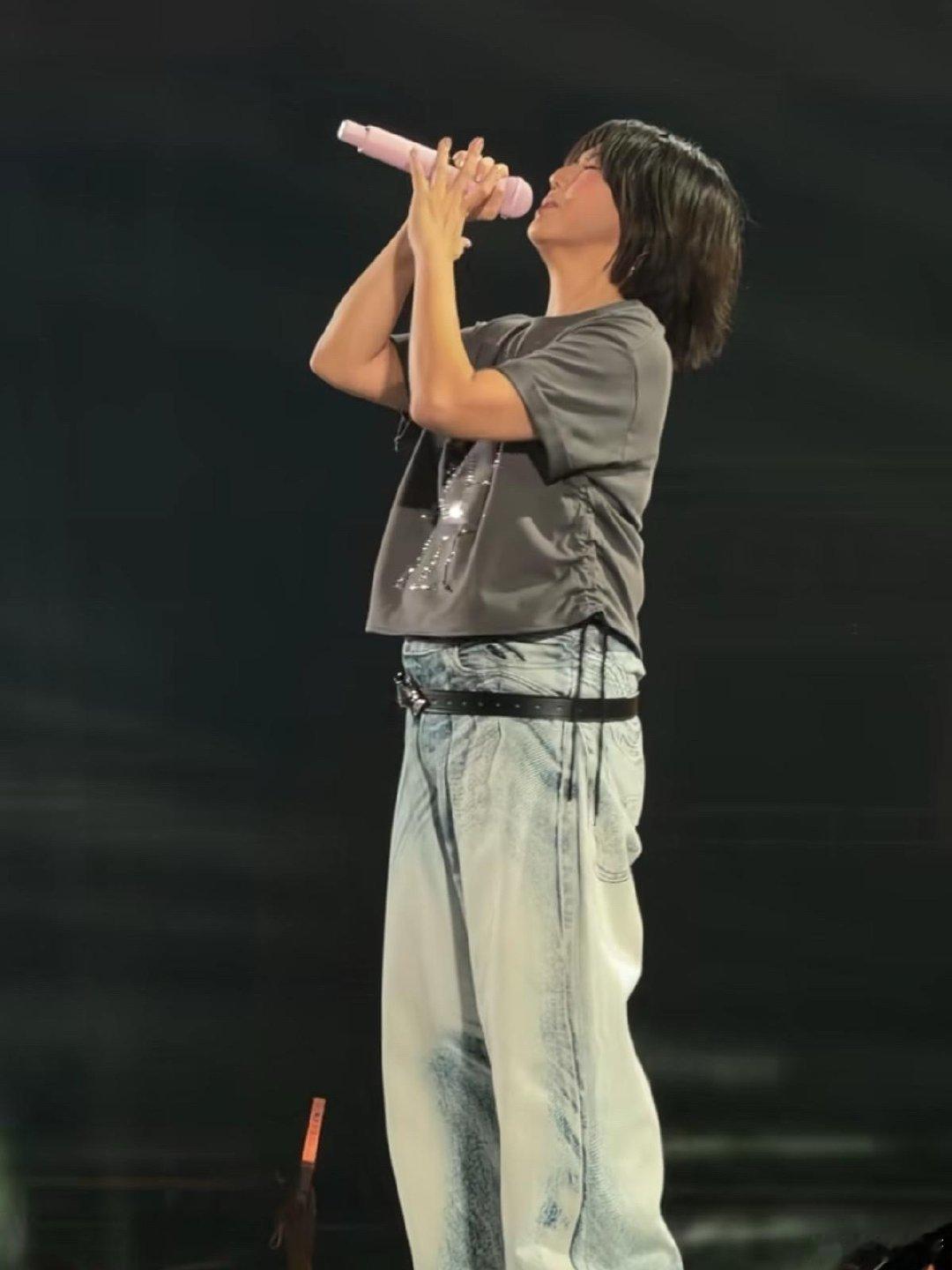 孙燕姿演唱会，她是得罪造型师了吗，腰带卡在屁股上、这真的好看吗？​