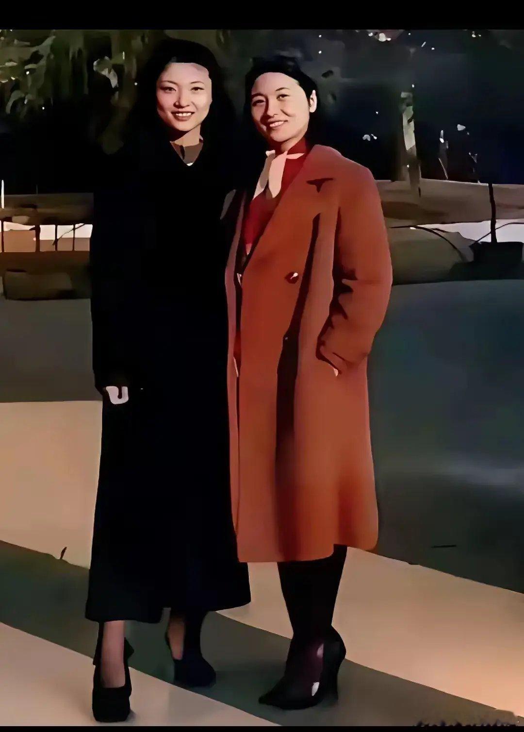 周涛和母亲的合影！妈妈颜值真高，好像姐妹俩