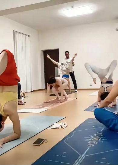 我发现国内一些城市不仅黑人越来越多！而且有不少地方都在雇佣黑人！幼儿园请黑人当老