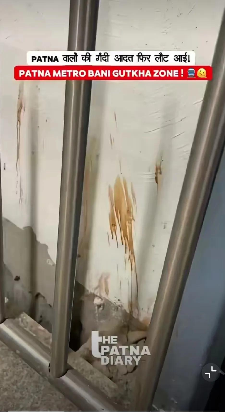 印度媒体曝光刚运营一周的巴特那地铁情况。地铁站墙面上，楼梯上，地铁轨道水泥地