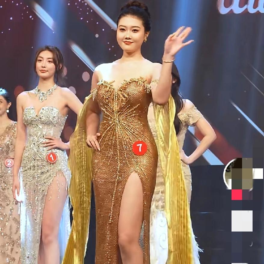 中华小姐连子欣夺冠，这张国泰民安脸终于戳中大众审美了，河北姑娘连子欣拿下全球