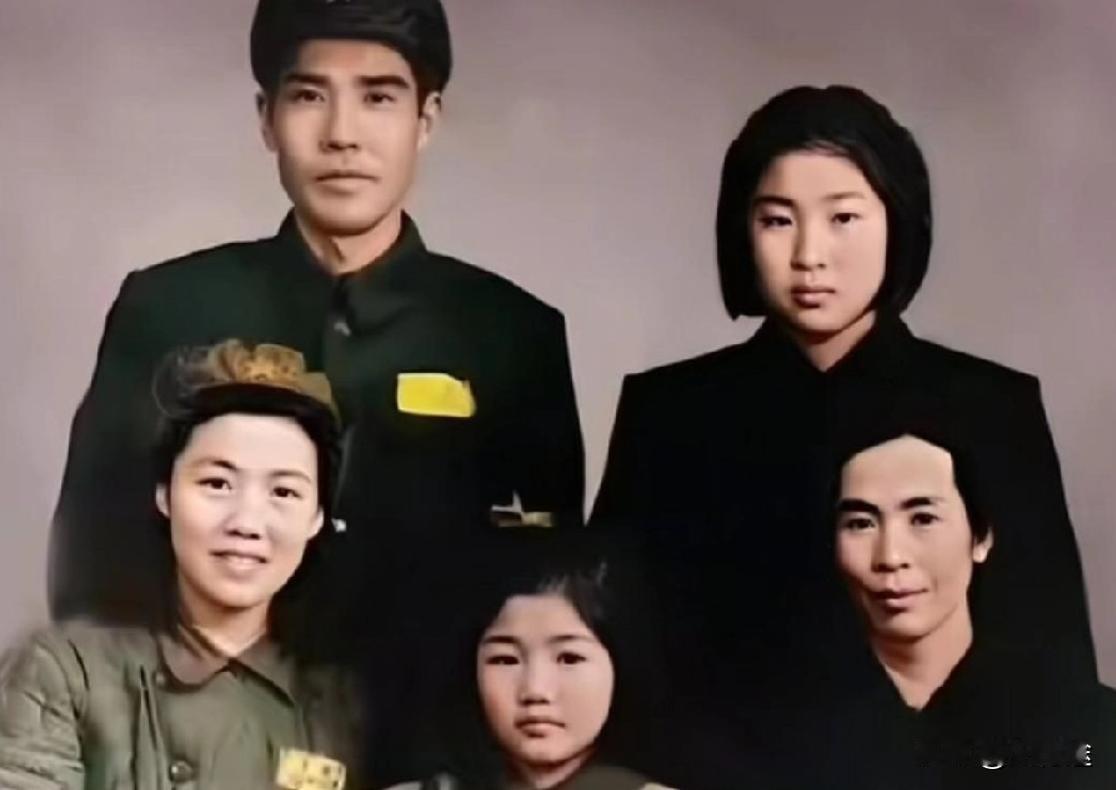 井岗山第一红军家庭，贺子珍和哥哥贺敏学，嫂子李立英，姪女贺小平，妹妹贺怡全家幸福