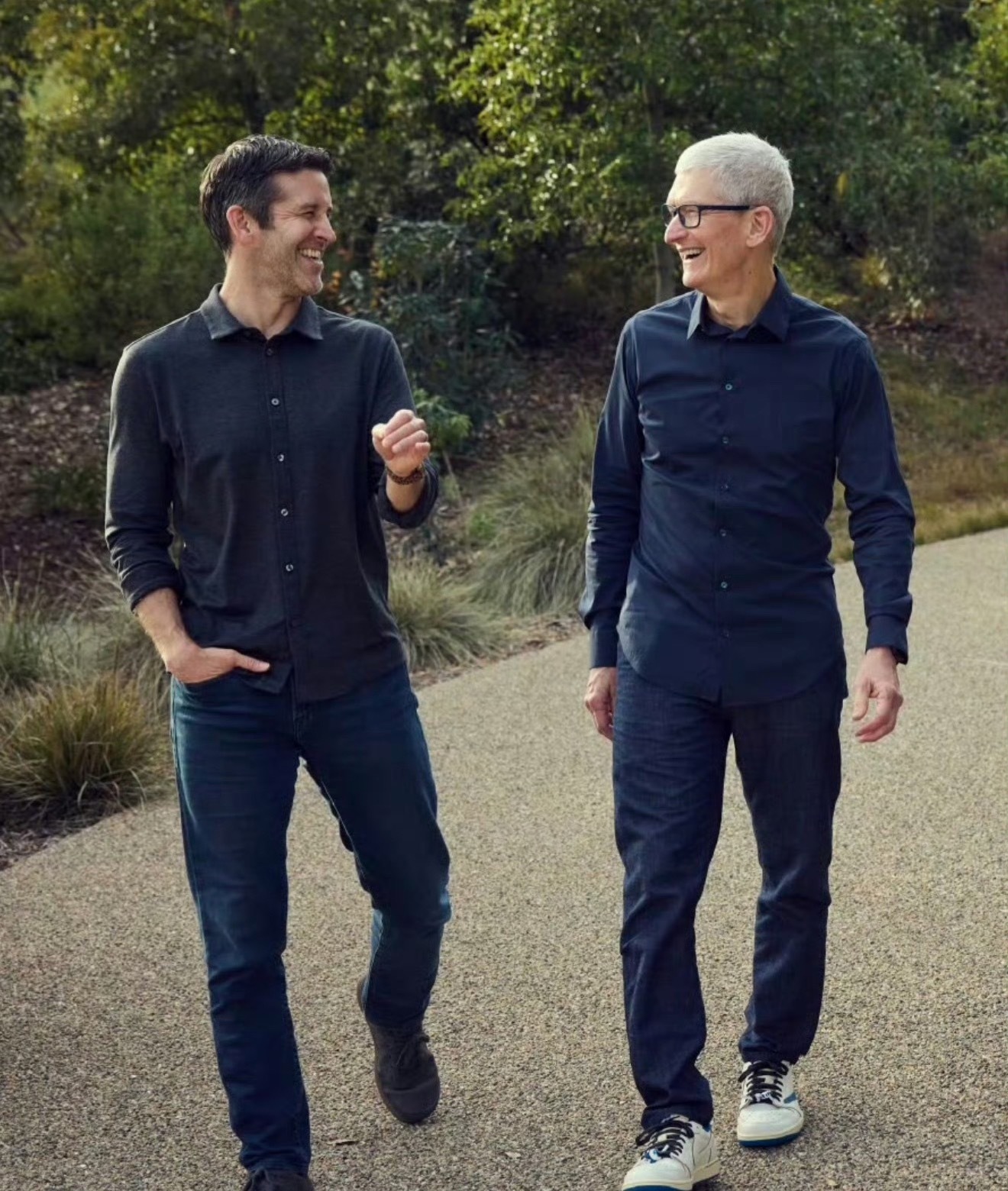 库克不再担任苹果CEO说实话库克的贡献不亚于乔布斯，有多少人的青春都是iPho