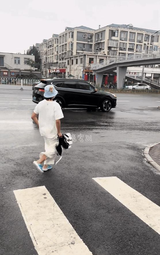 全红婵这身打扮是真路人，没认真看，谁注意到是婵宝。下这么大的雨，穿着拖鞋，还穿