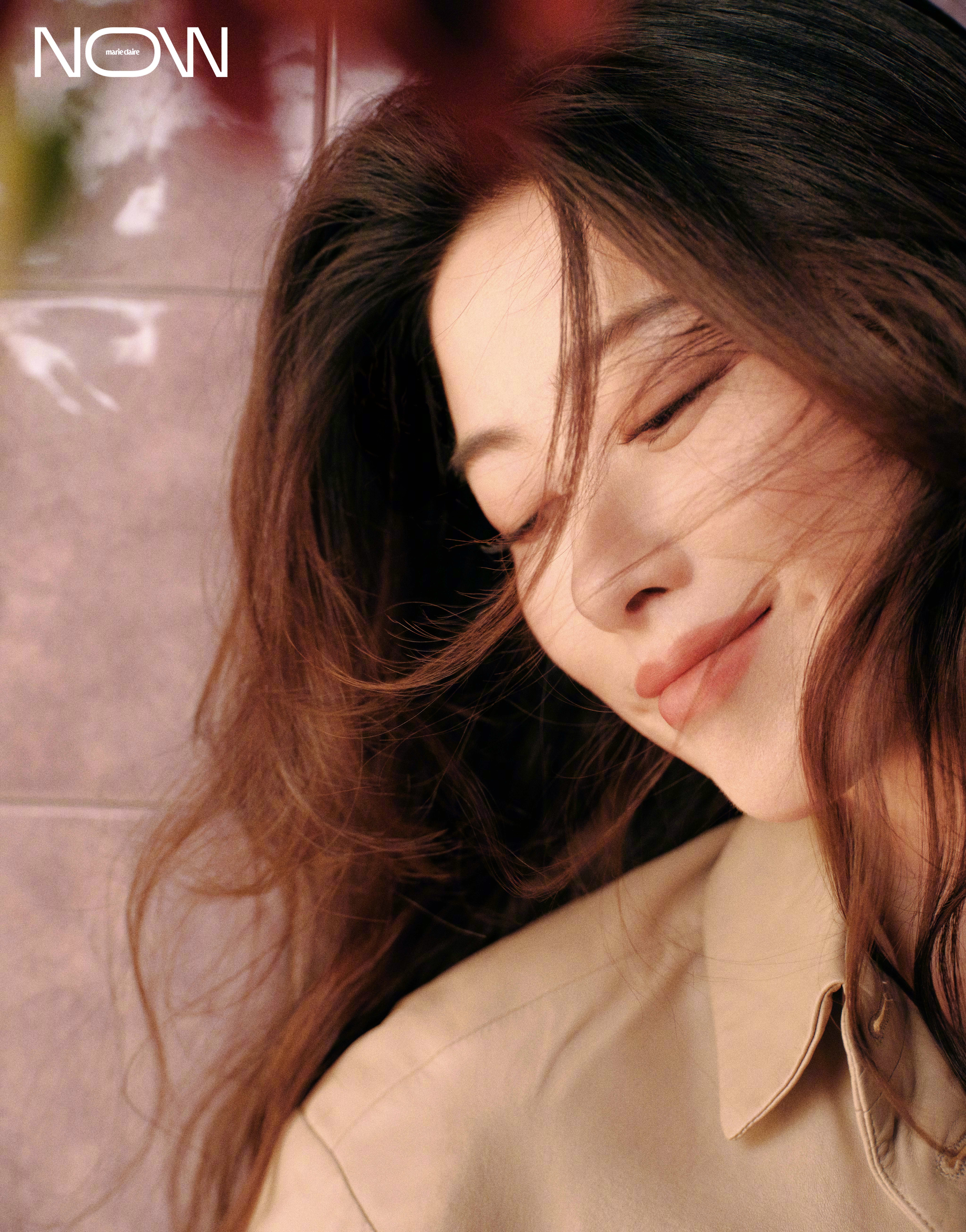 朱珠一袭墨绿丝绒长裙倚坐窗边光影勾勒出优雅侧影与流畅肩线温柔眸色中透着不被时光动