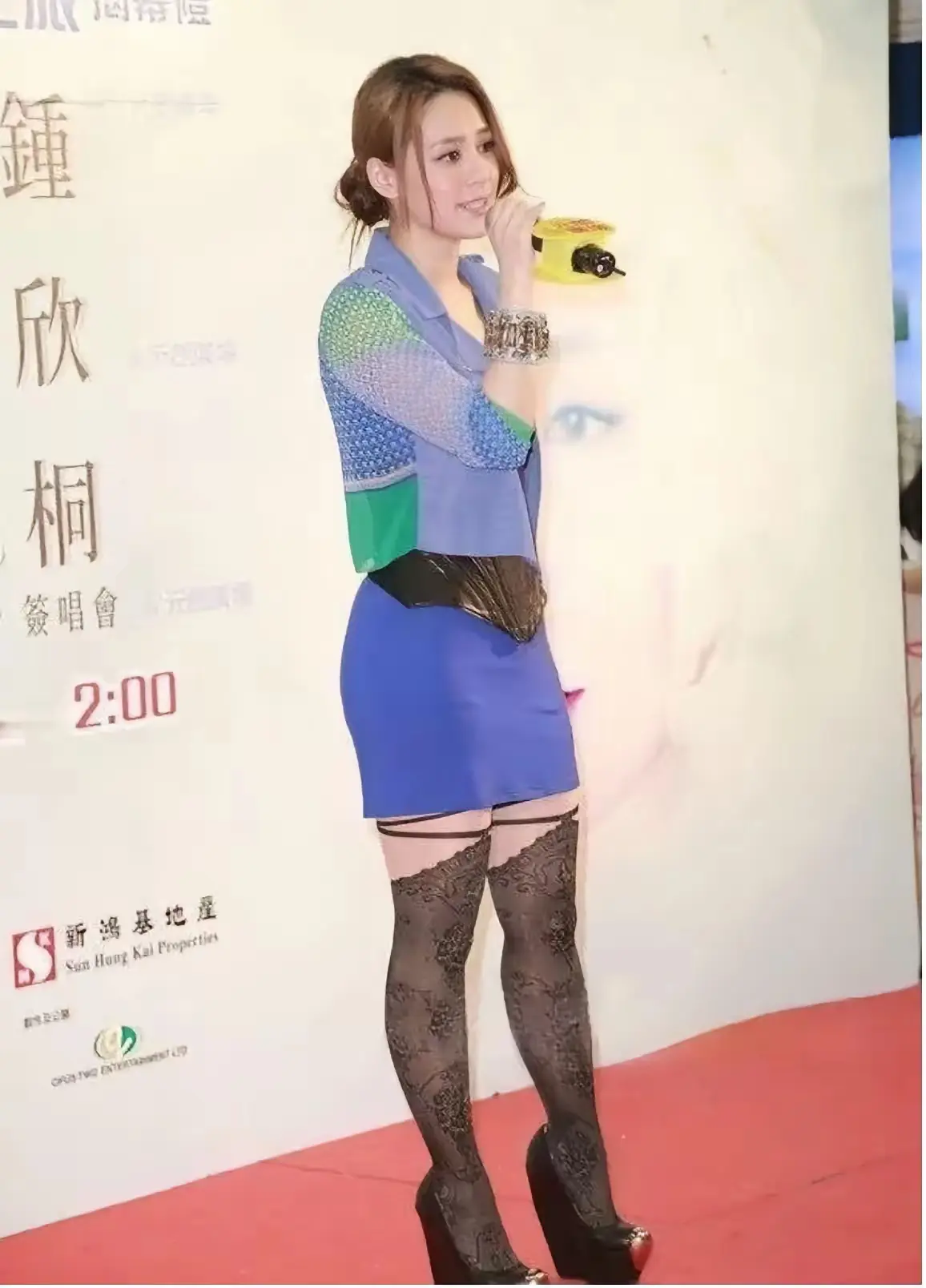 阿娇空有颜值，衣品身材皆翻车，黑丝配鞋的造型堪称灾难。